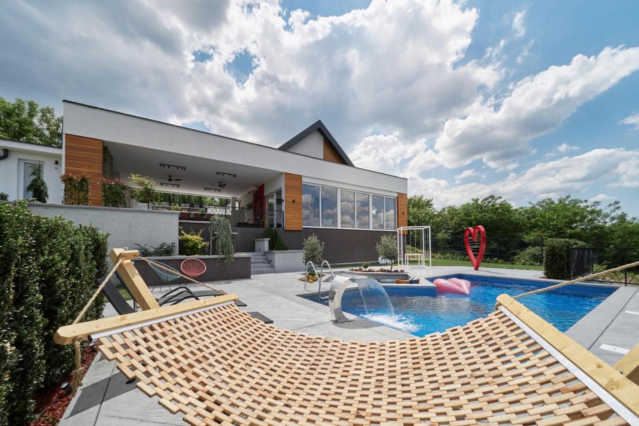 Riverside Pool Villa-Karlóca Kültér fotó